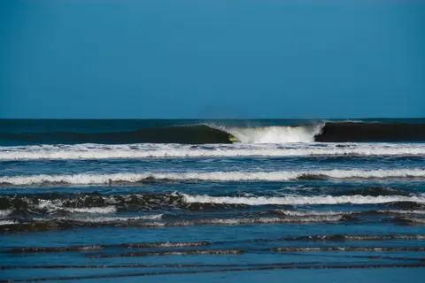 Surf Wave 4K Wallpaper · ocean · 3840×2560