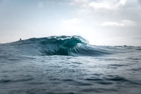 Surf Wave 4K Wallpaper · ocean · 3840×2560