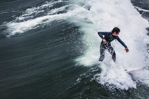 Surf Wave 4K Wallpaper · ocean · 3840×2560
