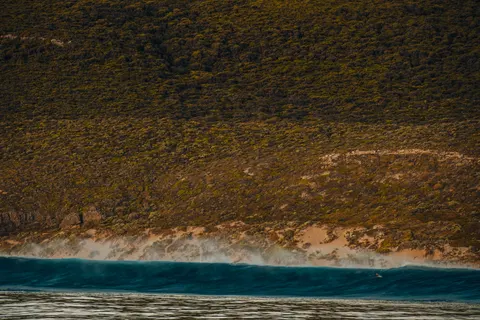 Surf Wave 4K Wallpaper · ocean · 3840×2560