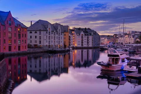 Coastal Harbor 4K Wallpaper · ocean · 3840×2558