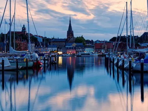 Coastal Harbor 4K Wallpaper · ocean · 3840×2880