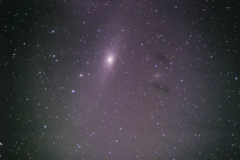 خلفية سماء السديم البنفسجي بدقة 4K · space · 3840×2573