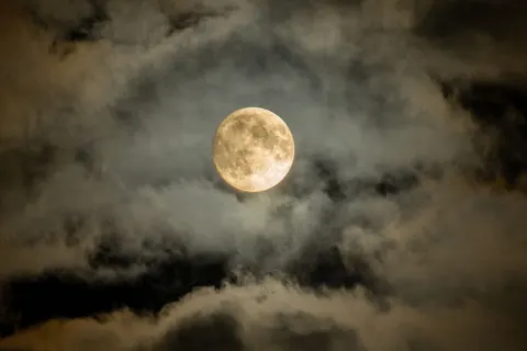 Full Moon 4K Wallpaper · space · 3840×2560