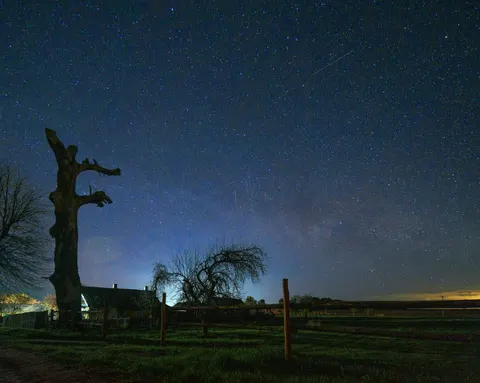 Meteor Shower 4K Wallpaper · space · 3840×3068