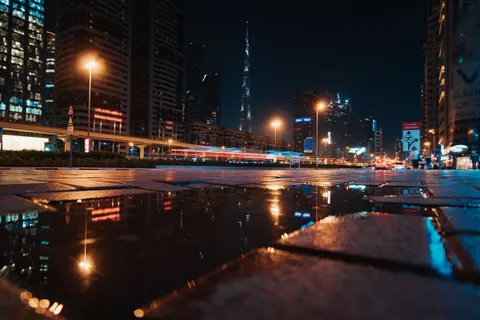 雨中街道 4K壁纸 · city · 3840×2560