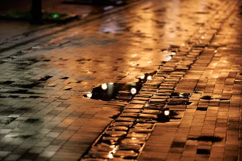 雨中街道 4K壁纸 · city · 3840×2560