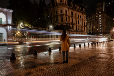 Fond d'écran Rue sous la pluie 4K · city · 3840×2555
