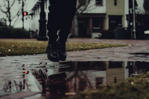 雨中街道 4K桌布 · city · 3840×2560