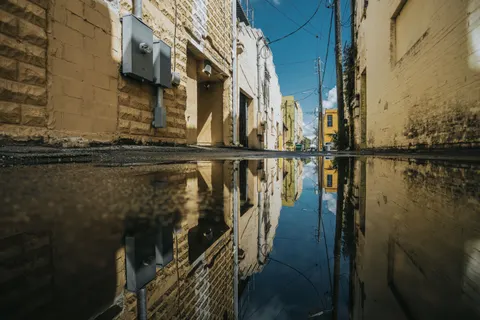 Rainy Street 4K Wallpaper · city · 3840×2560