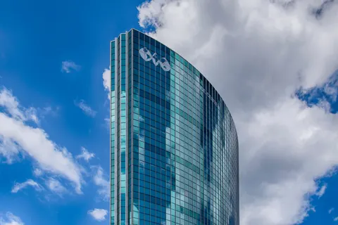 Glass Tower 4K Wallpaper · architecture · 3840×2560