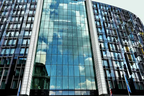 Fond d'écran Tour de verre 4K · architecture · 3840×2553