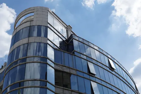 خلفية برج زجاجي بدقة 4K · architecture · 3840×2560