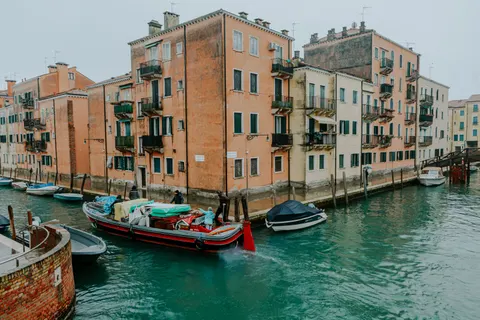 Venice Canal 4K Wallpaper · architecture · 3840×2560