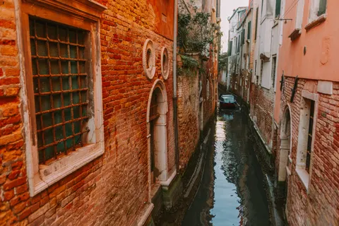 Venice Canal 4K Wallpaper · architecture · 3840×2560