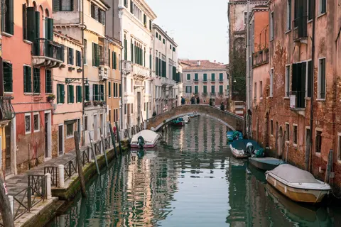Venice Canal 4K Wallpaper · architecture · 3840×2560