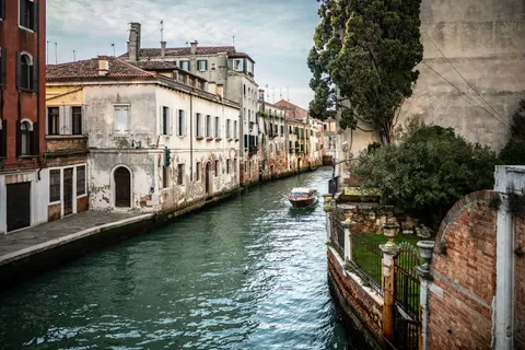 Venice Canal 4K Wallpaper · architecture · 3840×2560