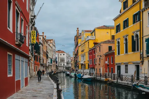 Venice Canal 4K Wallpaper · architecture · 3840×2560