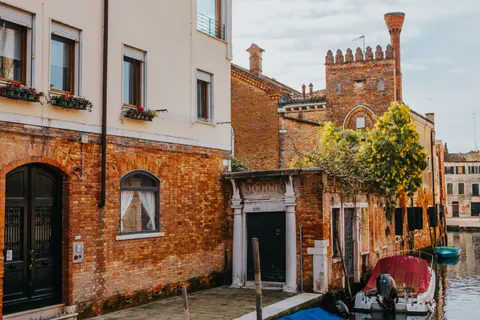 Venice Canal 4K Wallpaper · architecture · 3840×2560