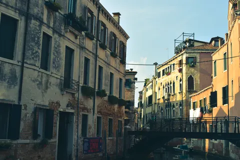 Venice Canal 4K Wallpaper · architecture · 3840×2560