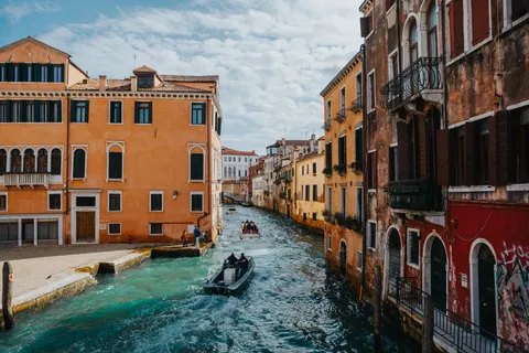 Venice Canal 4K Wallpaper · architecture · 3840×2560