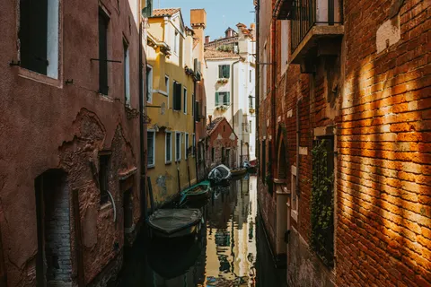 Venice Canal 4K Wallpaper · architecture · 3840×2560