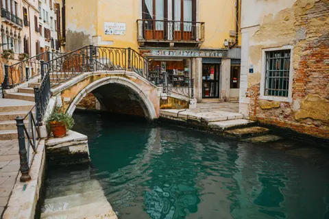 Venice Canal 4K Wallpaper · architecture · 3840×2560