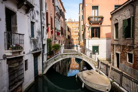 Venice Canal 4K Wallpaper · architecture · 3840×2560