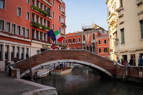 Venice Canal 4K Wallpaper · architecture · 3840×2560