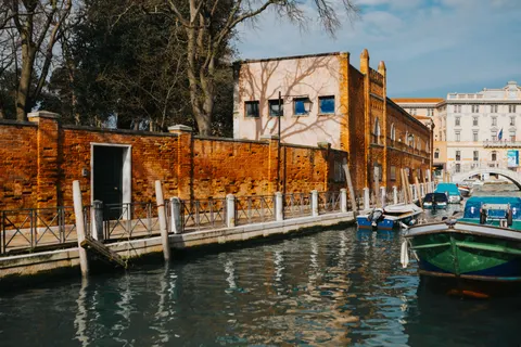 Venice Canal 4K Wallpaper · architecture · 3840×2560