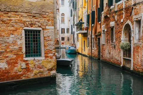 Venice Canal 4K Wallpaper · architecture · 3840×2560