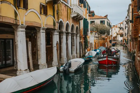Venice Canal 4K Wallpaper · architecture · 3840×2560