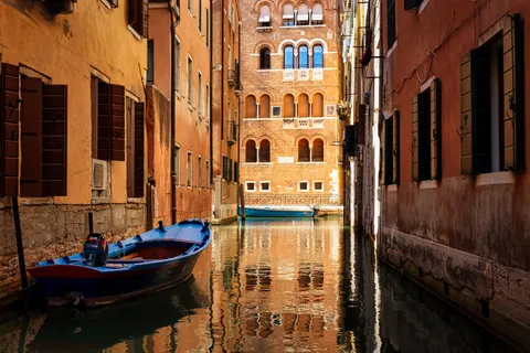 Venice Canal 4K Wallpaper · architecture · 3840×2560