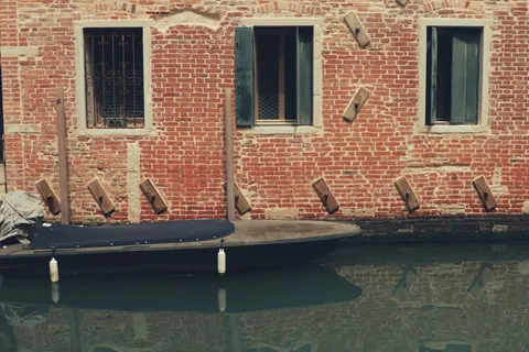 Venice Canal 4K Wallpaper · architecture · 3840×2560