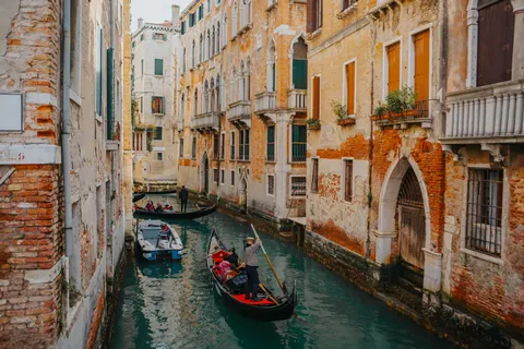 Venice Canal 4K Wallpaper · architecture · 3840×2560