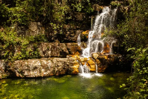 Regenwald-Wasserfall 4K Hintergrundbild · nature · 3840×2560