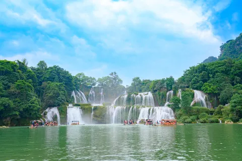 Rainforest Waterfall 4K Wallpaper · nature · 3840×2555