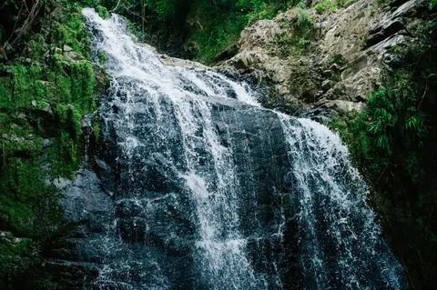 Fondo de pantalla Cascada de selva tropical 4K · nature · 3840×2559