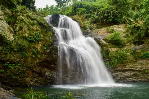 Regenwald-Wasserfall 4K Hintergrundbild · nature · 3840×2560