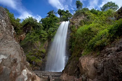 Regenwald-Wasserfall 4K Hintergrundbild · nature · 3840×2560