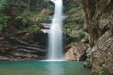 Regenwald-Wasserfall 4K Hintergrundbild · nature · 3840×2560