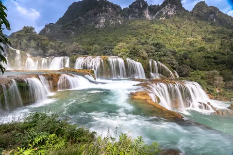 Fond d'écran Cascade de forêt tropicale 4K · nature · 3840×2560