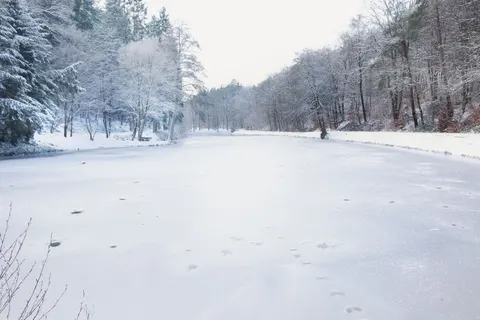 Frozen Lake 4K Wallpaper · nature · 3840×2560