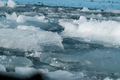 خلفية بحيرة متجمدة بدقة 4K · nature · 3840×2560
