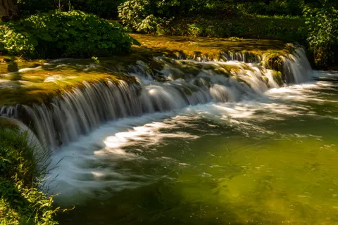 숲속 개울 4K 배경화면 · nature · 3840×2562