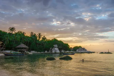 Papel de parede Pôr do sol na praia de palmeiras 4K · nature · 3840×2563