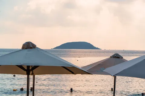 Fondo de pantalla Atardecer en playa de palmeras 4K · nature · 3840×2560