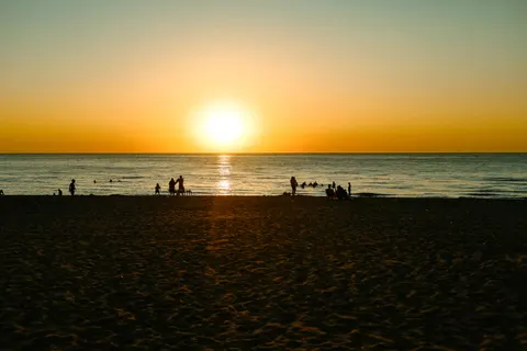 Fond d'écran Coucher de soleil sur plage de palmiers 4K · nature · 3840×2560