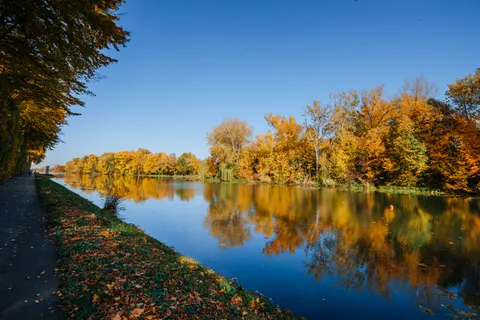 Autumn River 4K Wallpaper · nature · 3840×2560