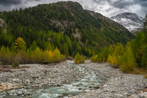 Autumn River 4K Wallpaper · nature · 3840×2560